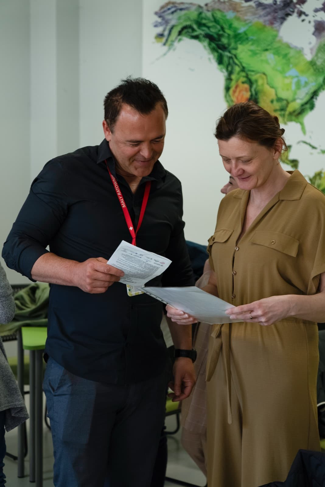 Uczestnicy wspólnie analizują materiały podczas warsztatu